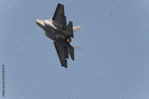 Foto F35 doing stunts at air show and breaking sound barrier