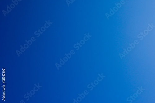 雲一つない空、青のグラデーション