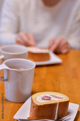 一緒にデザートを食べて一休み