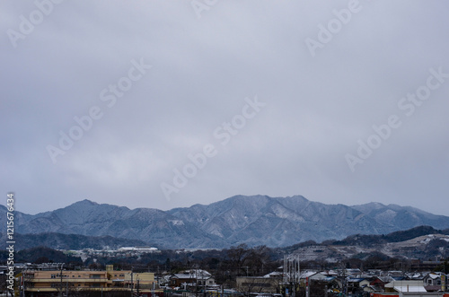雪をかぶった山と冬の空