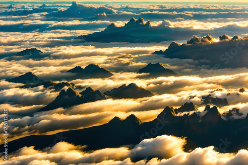 雄大な山脈と広がる雲海 photo