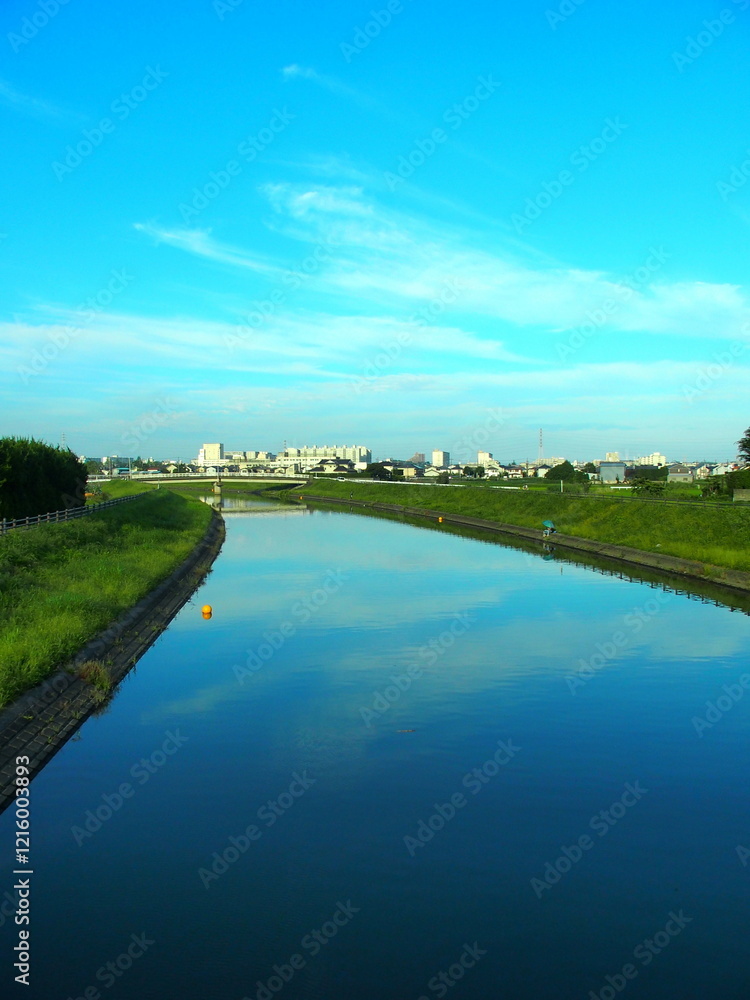 初夏の夕方の釣り人のいる坂川放水路風景 初夏の夕方の釣り人のいる坂川放水路風景