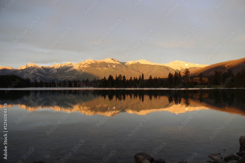 Fototapeta premium Sunset Glow On The Lake, Jasper National Park, Alberta