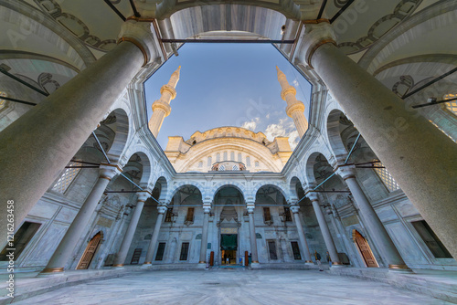 Obraz na płótnie A beautiful view of the Nuruosmaniye Camii, the mosque near the Grand Bazaar in Istanbul, Turkey w salonie