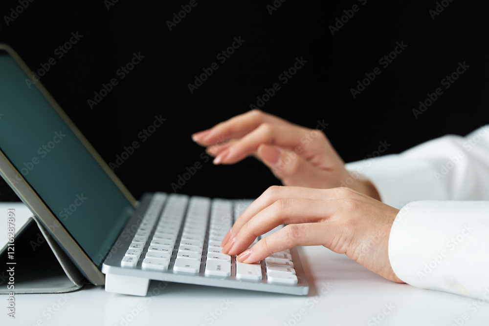 パソコンのキーボードをタイプする手元