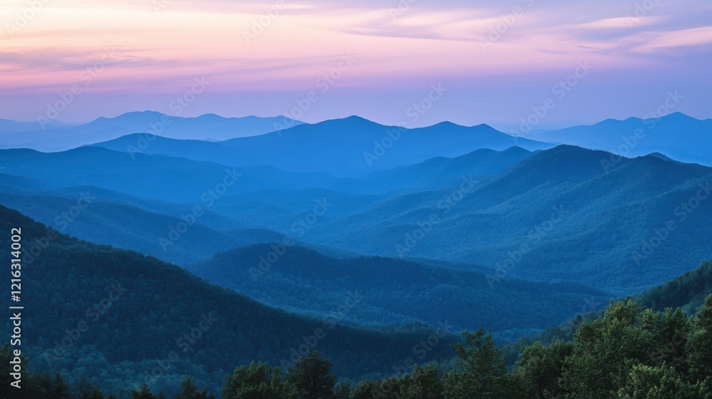 Obraz premium A mountain range at dusk, with the last rays of sunlight