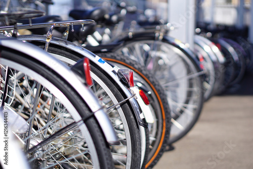 駐輪場に並べられた自転車