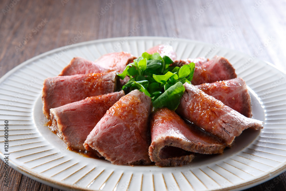 松坂牛もも肉のローストビーフスライスの皿盛り