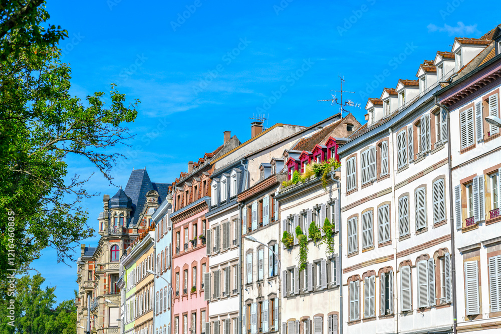 Obraz premium Denkmalgeschützte Architektur in der Neustadt von Straßburg 