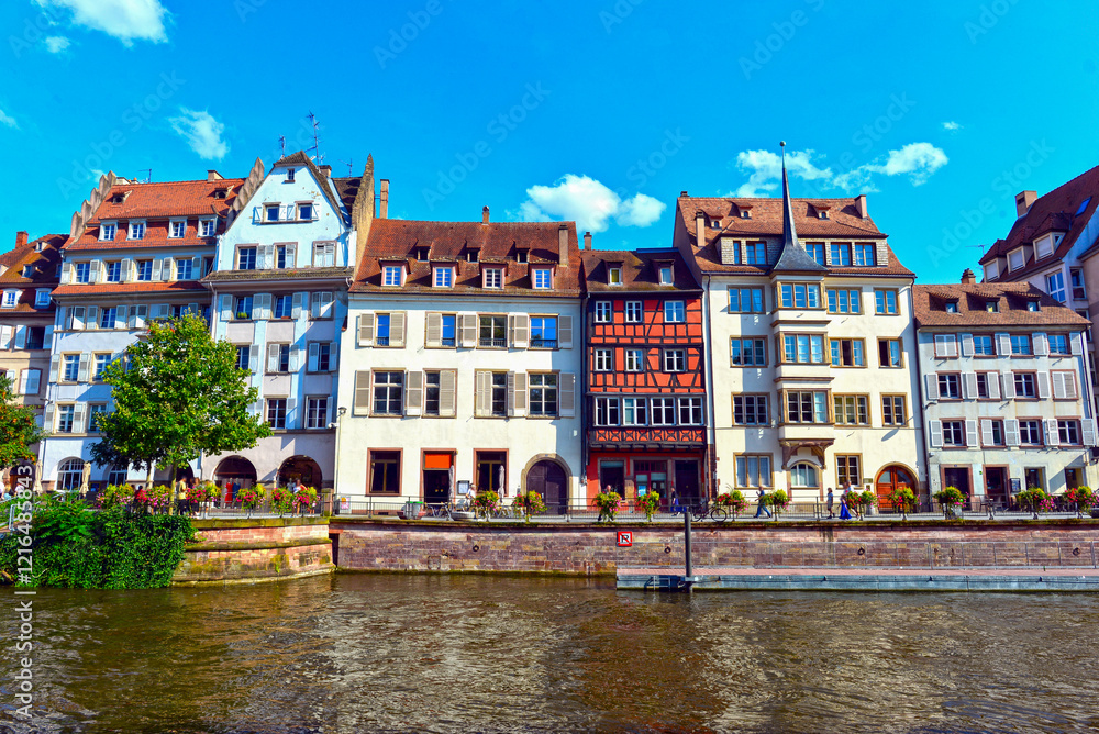 Obraz premium Die Quai des Bateliers in der historischen Altstadt von Straßburg