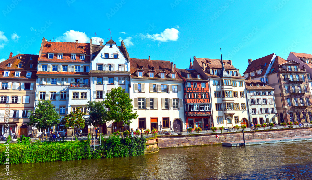 Fototapeta premium Die Quai des Bateliers in der historischen Altstadt von Straßburg