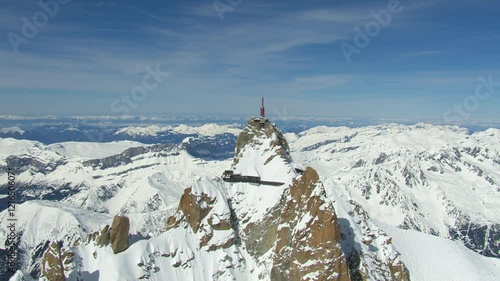 Vue aérienne 360 degrés de l'Aiguille du midi avec le refuge des cosmiques et le sommet du Mont-Blanc en arrière-plan.  photo