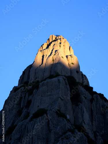 pali della luce contro un cielo plumbeo photo