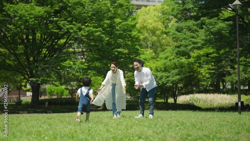夏の公園で遊ぶ家族

