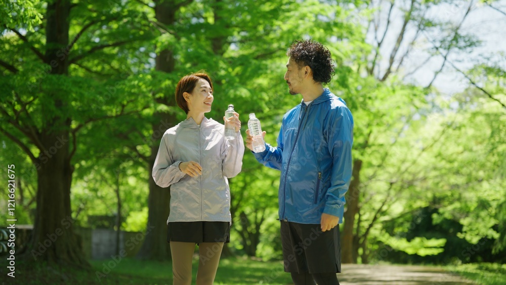 水分補給する男女ランナー 水分補給する男女ランナー