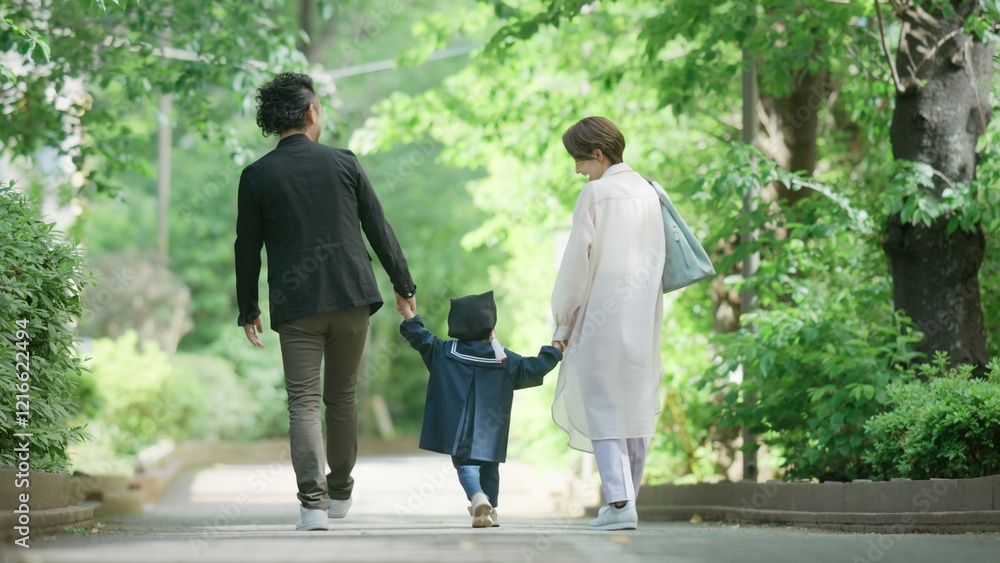 Fototapeta premium 制服を着た3歳の男の子と両親
