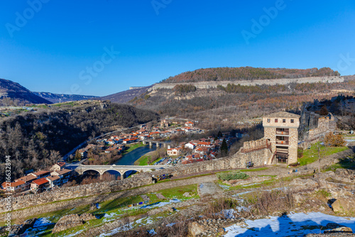 Obraz na płótnie Tsarevets Fortress on a hill with a cloudy sky in the background w salonie