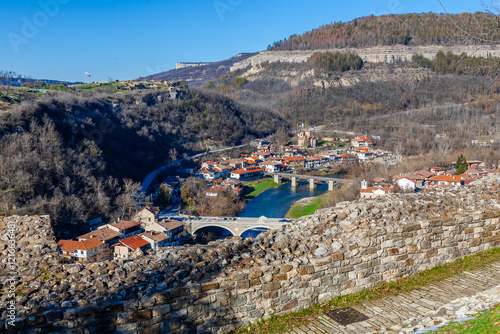 Obraz na płótnie Tsarevets Fortress on a hill with a cloudy sky in the background w salonie