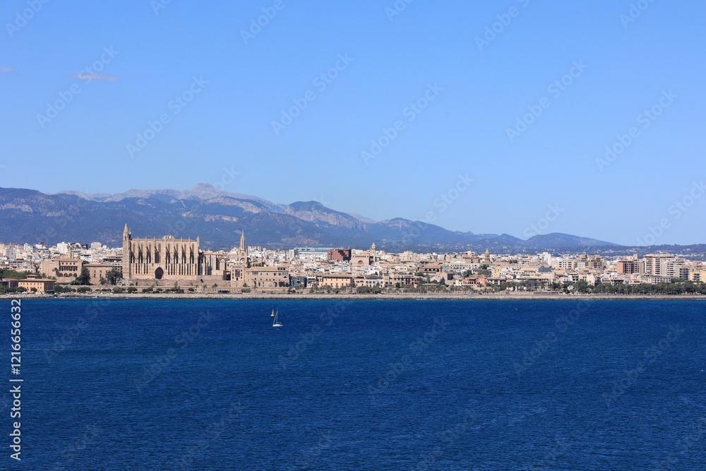 Blick auf die Küstenlandschaft von Palma de Mallorca auf der Spanischen Mittelmeerinsel Mallorca Blick auf die Küstenlandschaft von Palma de Mallorca auf der Spanischen Mittelmeerinsel Mallorca
