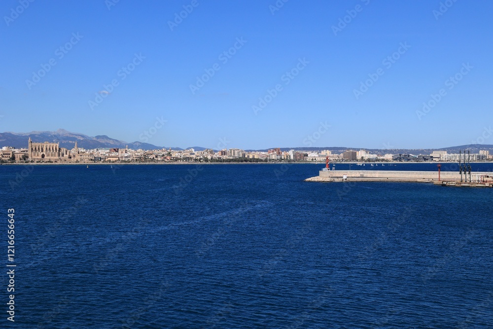 Blick auf die Küstenlandschaft von Palma de Mallorca auf der Spanischen Mittelmeerinsel Mallorca Blick auf die Küstenlandschaft von Palma de Mallorca auf der Spanischen Mittelmeerinsel Mallorca