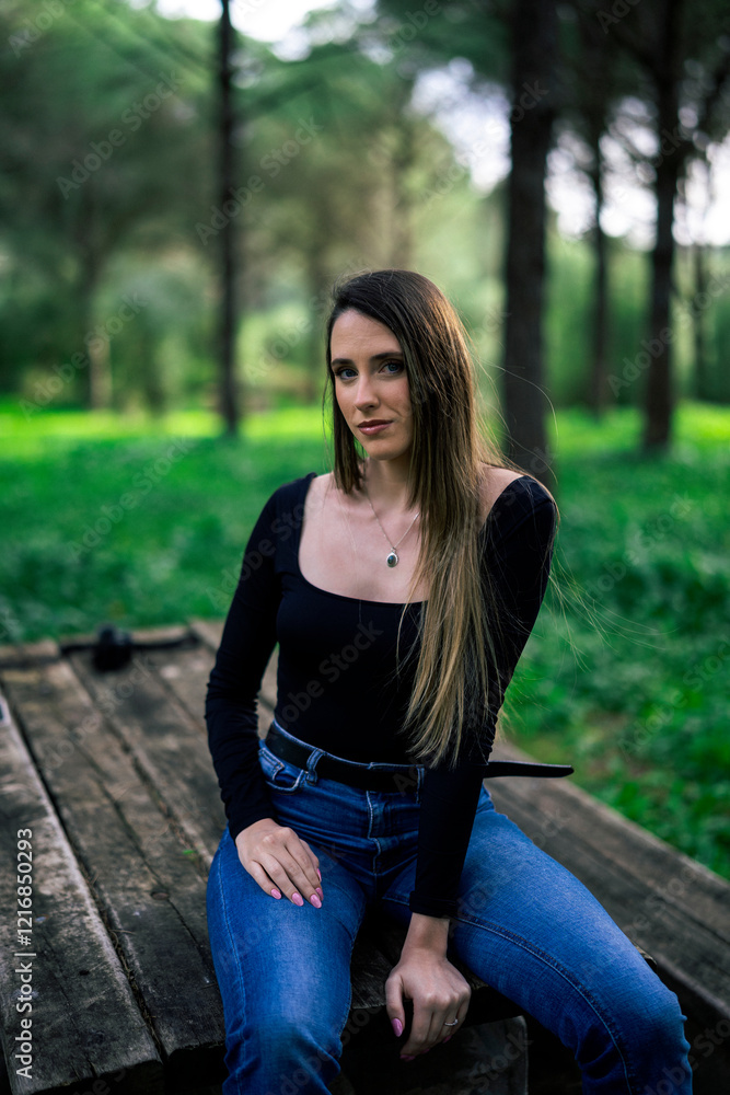 Chica joven delgada vloggeando con cámara por zona verde con arboles Chica joven delgada vloggeando con cámara por zona verde con arboles