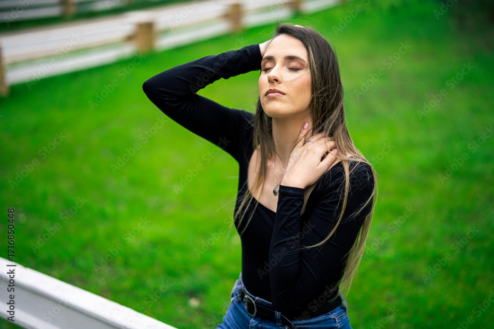 Chica joven delgada vloggeando con cámara por zona verde con arboles