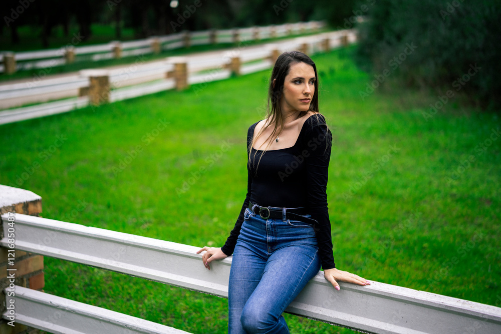 Chica joven delgada vloggeando con cámara por zona verde con arboles Chica joven delgada vloggeando con cámara por zona verde con arboles