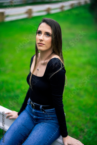 Obraz na płótnie Chica joven delgada vloggeando con cámara por zona verde con arboles w salonie