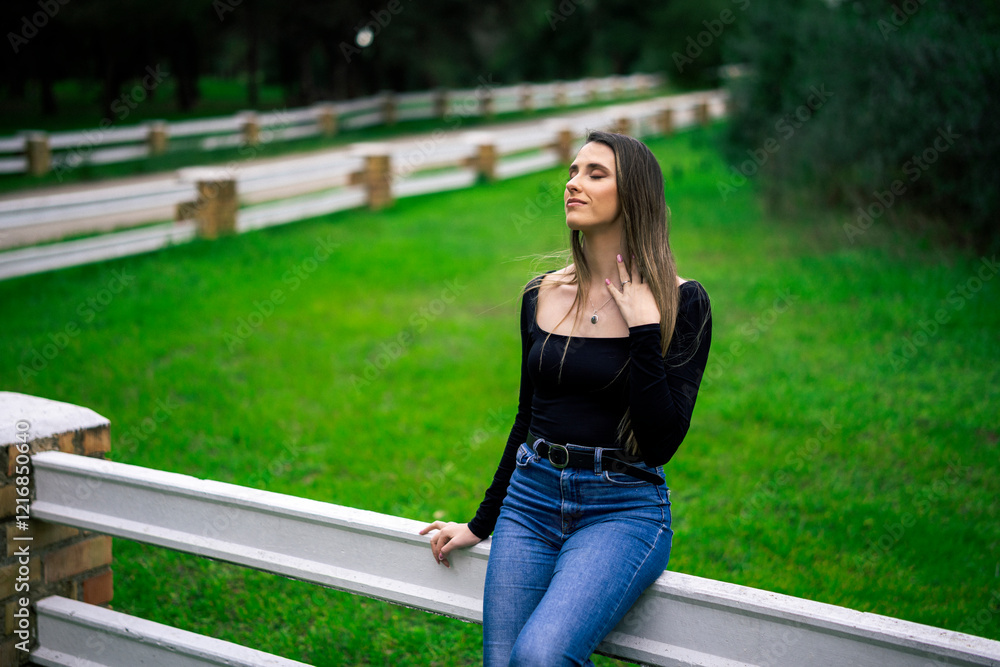 Chica joven delgada vloggeando con cámara por zona verde con arboles