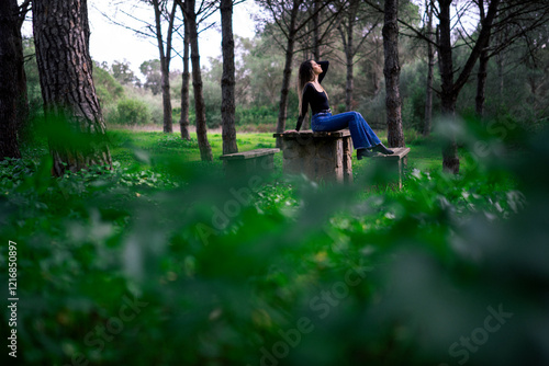 Obraz na płótnie Chica joven delgada vloggeando con cámara por zona verde con arboles w salonie