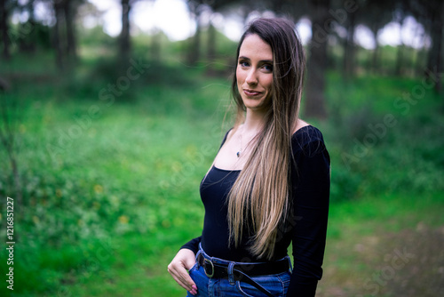 Obraz na płótnie Chica joven delgada vloggeando con cámara por zona verde con arboles w salonie