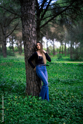 Obraz na płótnie Chica joven delgada vloggeando con cámara por zona verde con arboles w salonie