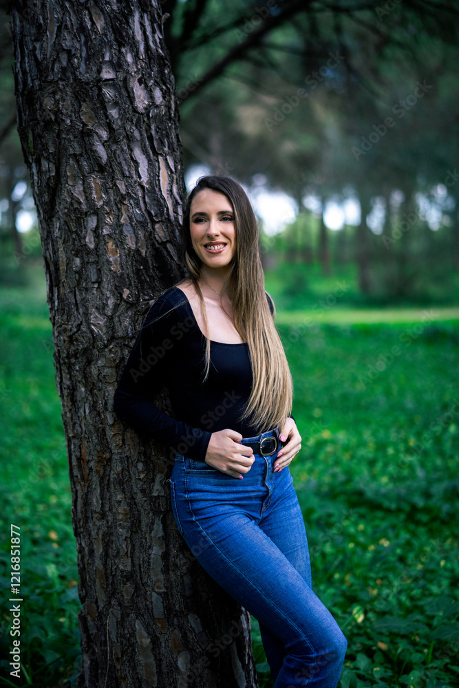 Chica joven delgada vloggeando con cámara por zona verde con arboles