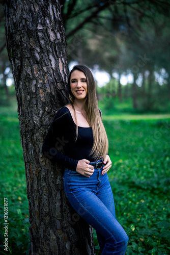Obraz na płótnie Chica joven delgada vloggeando con cámara por zona verde con arboles w salonie