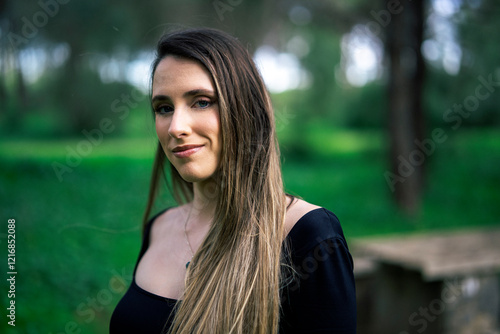 Obraz na płótnie Chica joven delgada vloggeando con cámara por zona verde con arboles w salonie