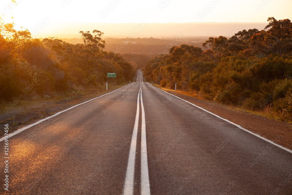 Australische Strasse zum Sonnenuntergang. Erowal Bay Rd bei Jervis Bay, Hyams Beach, Bream Beach. Australische Strasse zum Sonnenuntergang. Erowal Bay Rd bei Jervis Bay, Hyams Beach, Bream Beach.