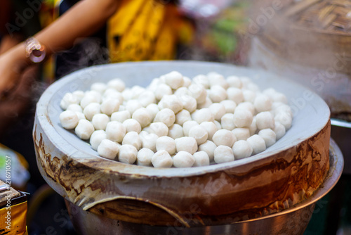 boulettes blanches sur le marché de nuit à Krabi photo