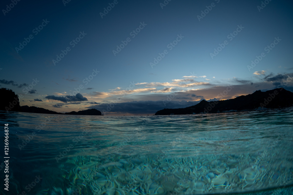Fototapeta premium 夕暮れの海 小笠原 父島