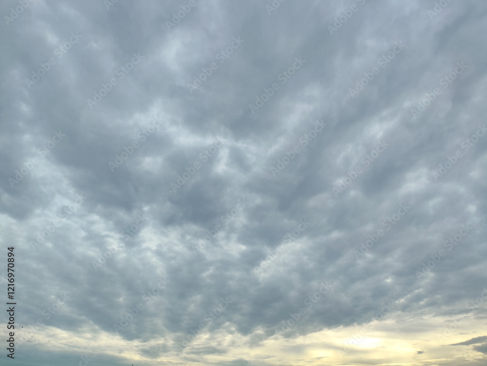 Fototapeta premium Dramatic Overcast Sky with Soft Light and Cloud Layers