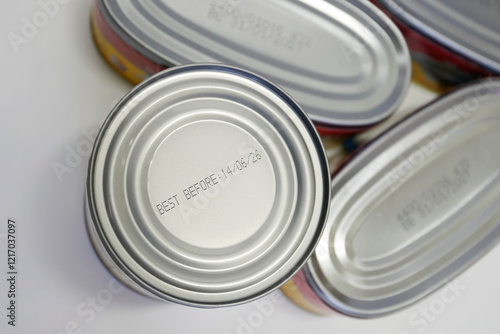 Tableau sur toile Best before date on canned food.
