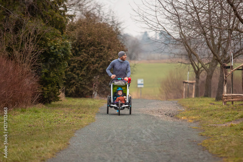 Familientraining mit Babyjogger im Herbst photo