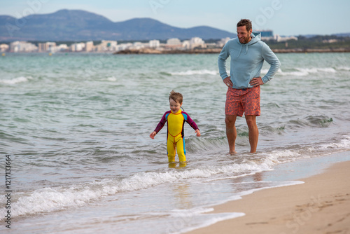 Junge spielt mit Papa am Strand auf Mallorca