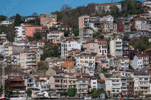 Canvas Print Beautiful apartment buildings on the coast of the Bosphorus on a sunny day, Ista