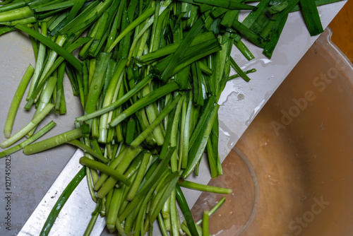 Obraz na płótnie moving knife-cut chives from the cutting board to the bowl w salonie