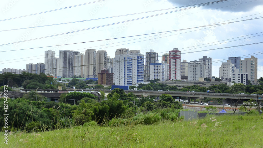 Obraz premium Cars on the Dutra and the residential and commercial buildings in the Jardim Aquárius neighborhood