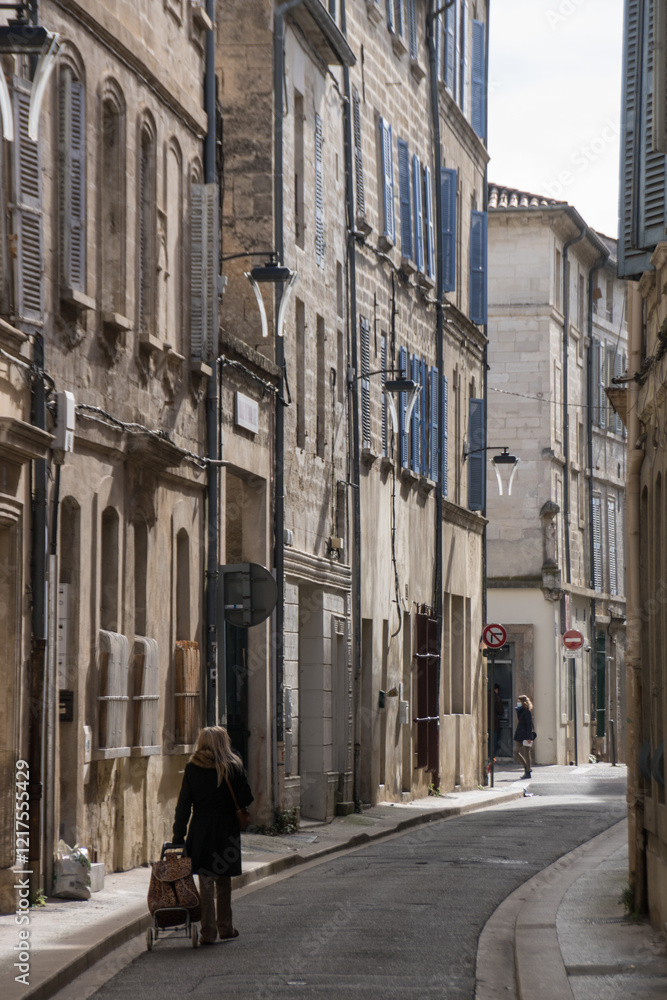 rue ancienne à Avignon avec silhouette d'une femme rue ancienne à Avignon avec silhouette d'une femme