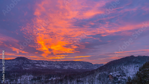 Panoramaaussicht, von Zschand, Affensteine bis Schrammsteine zum Sonnenuntergang vom Großstein. Für Winter wenig Schnee. Die majestätischen Felsen, die Stille der Natur schaffen eine tolle Atmosphäre. photo