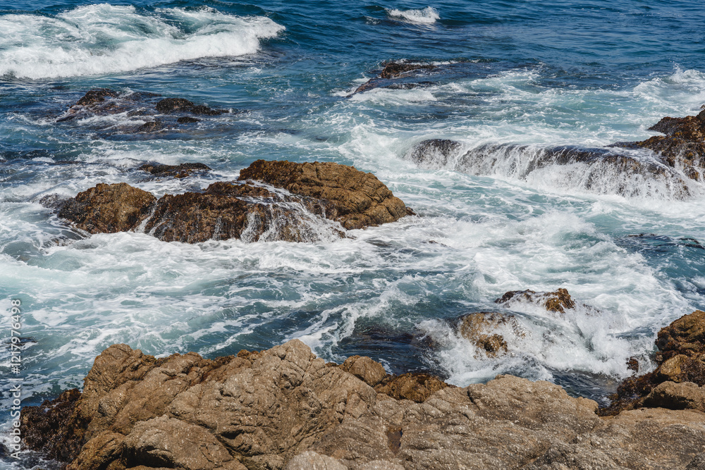 Fototapeta premium waves crashing on rocks