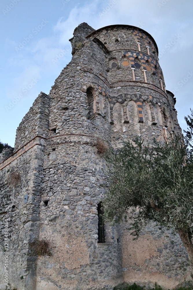 Pontone - Scorcio della Basilica di Sant'Eustachio dal giardino