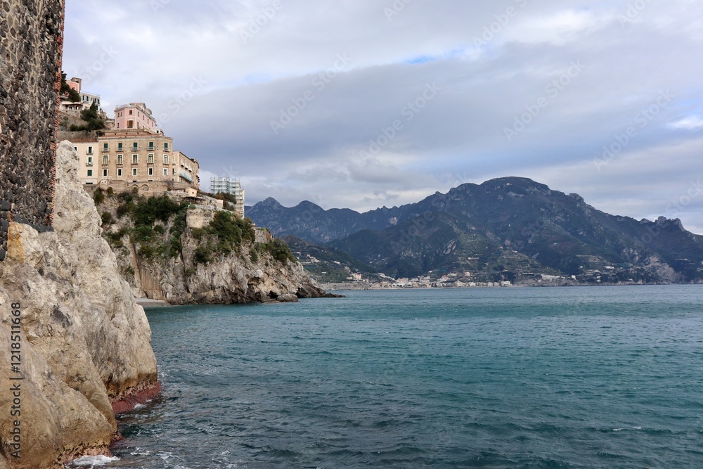 Atrani - Scorcio panoramico verso Maiori dalla scogliera